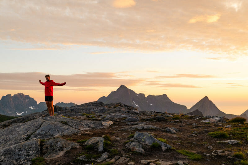Bivouac dans les Lofoten sous le soleil de minuit