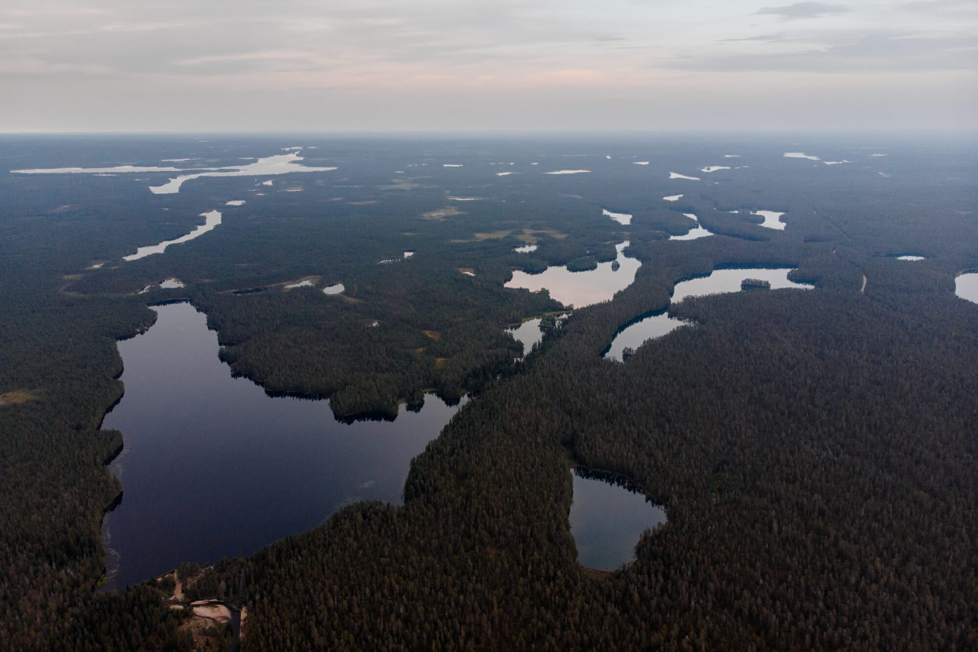 Vue sur le Parc national de Hossa en Laponie finlandaise, randonner dans les parcs nationaux finlandais, Itinéraire de 7 jours en Laponie, Bivouaquer au coeur de la forêt laponne