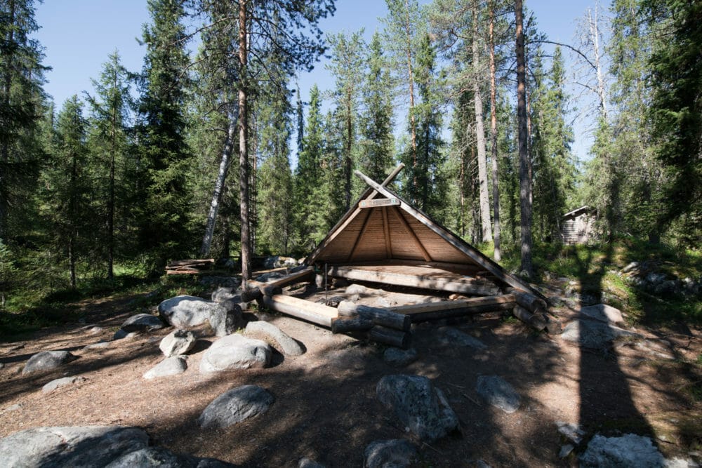 Abri à la journée pour les randonneurs en Laponie finlandaise - Itinéraire de 7 jours en Laponie - Bivouaquer au coeur de la forêt laponne