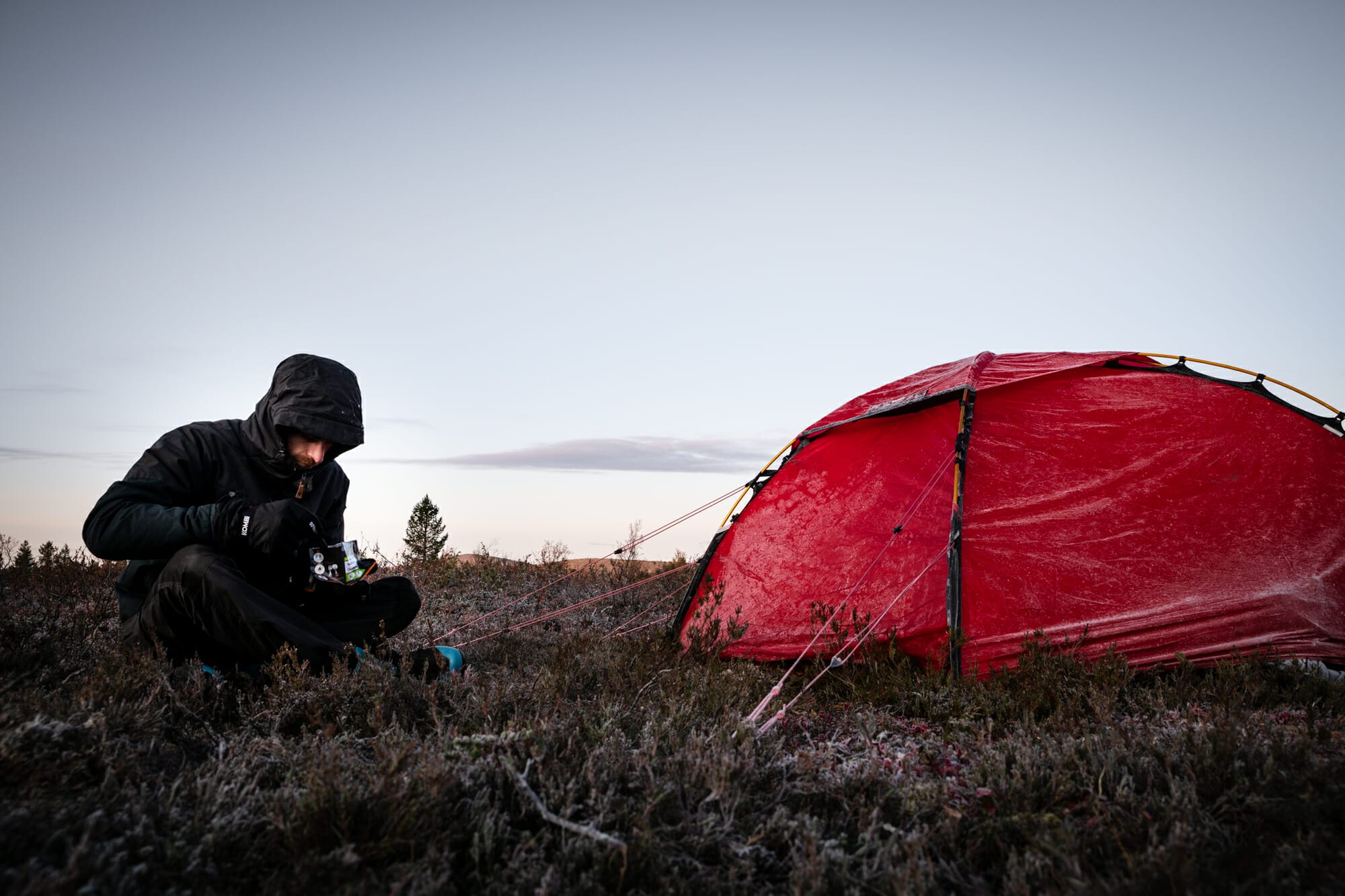 Randonneur en Laponie finlandaise après une nuit glaciale