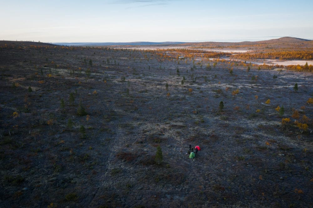 Deux tentes perdues dans l'immensité de la Laponie finlandaise