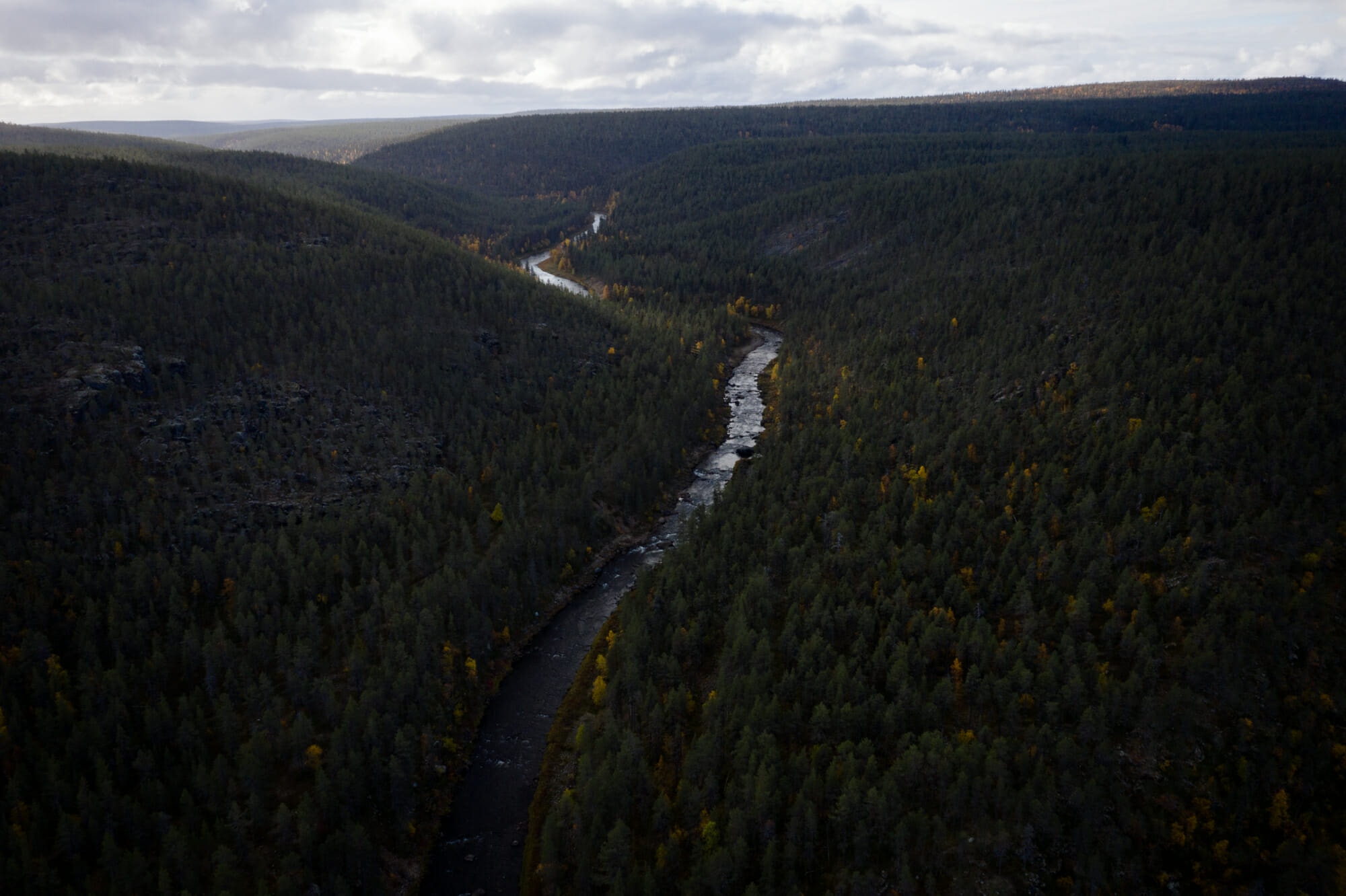 Vue aérienne sur la rivière Ivalojoki en Laponie finlandaise