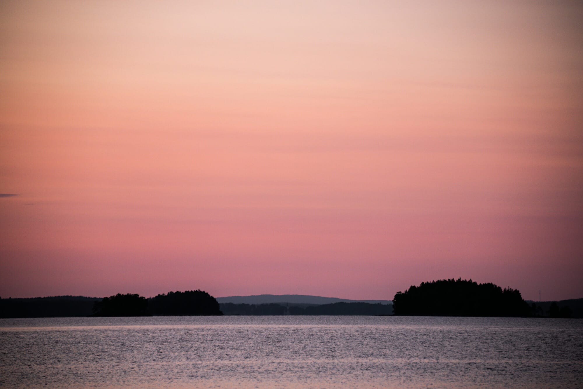 Crépuscule sur le lac Foxen en Suède