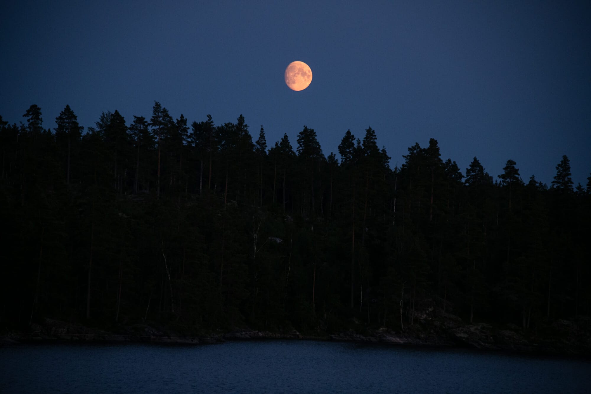 Pleine lune dans le VÄrmland pendant le Canoë Trip