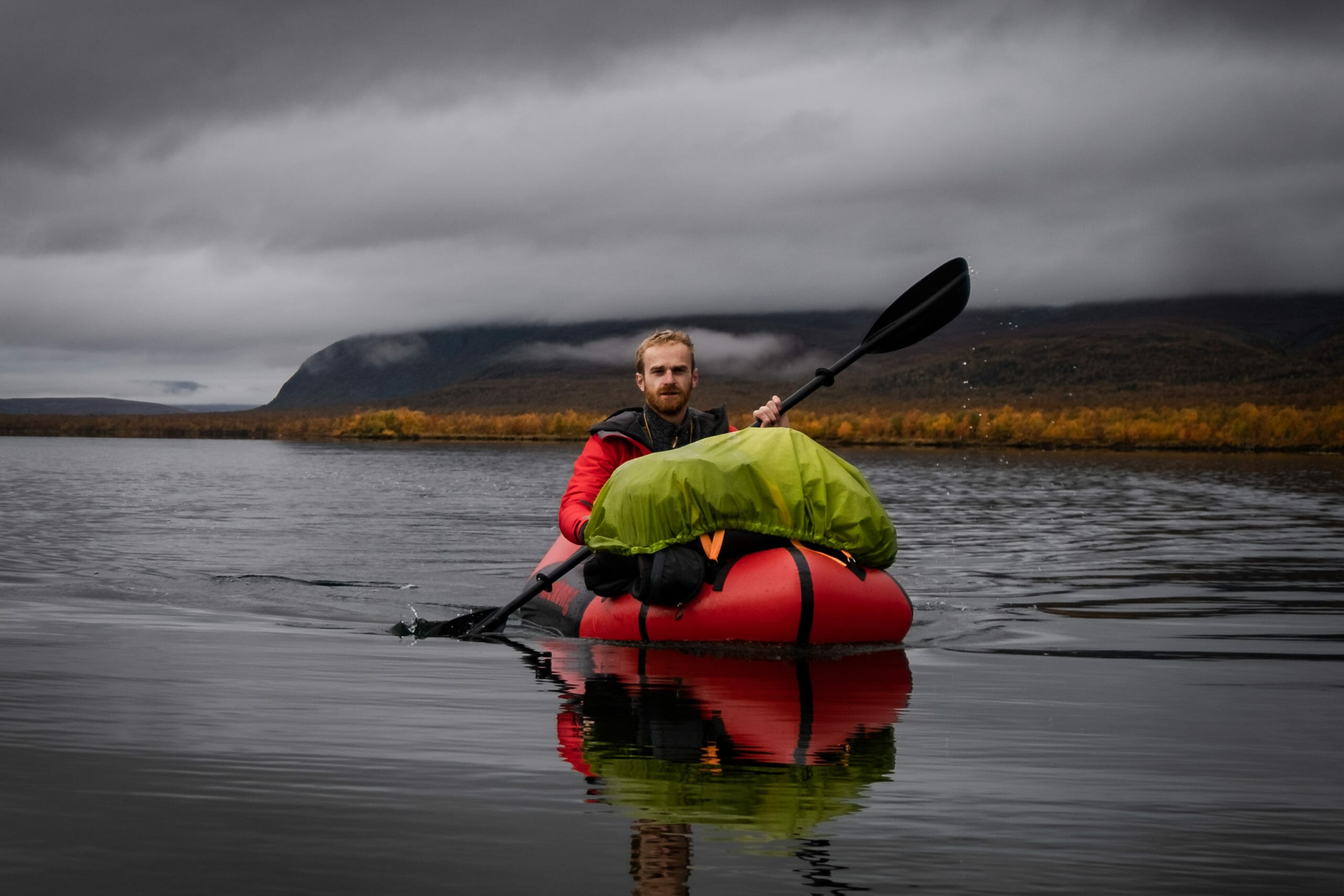 Packraft sur la rivière Kaïtum en Laponie suédoise