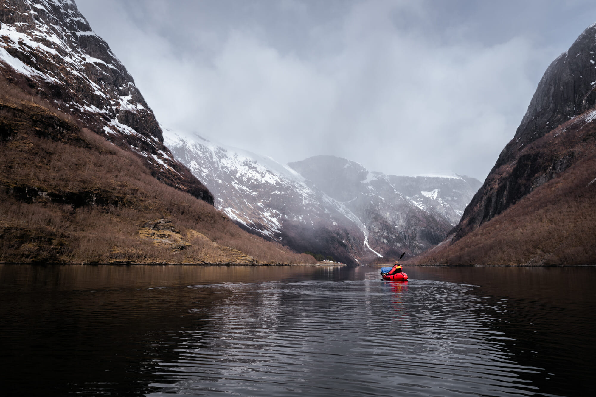 Packraft dans le Nærøyfjord