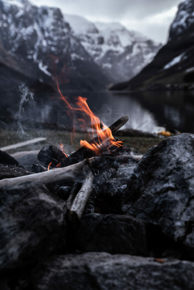 Feu de camps au milieu du