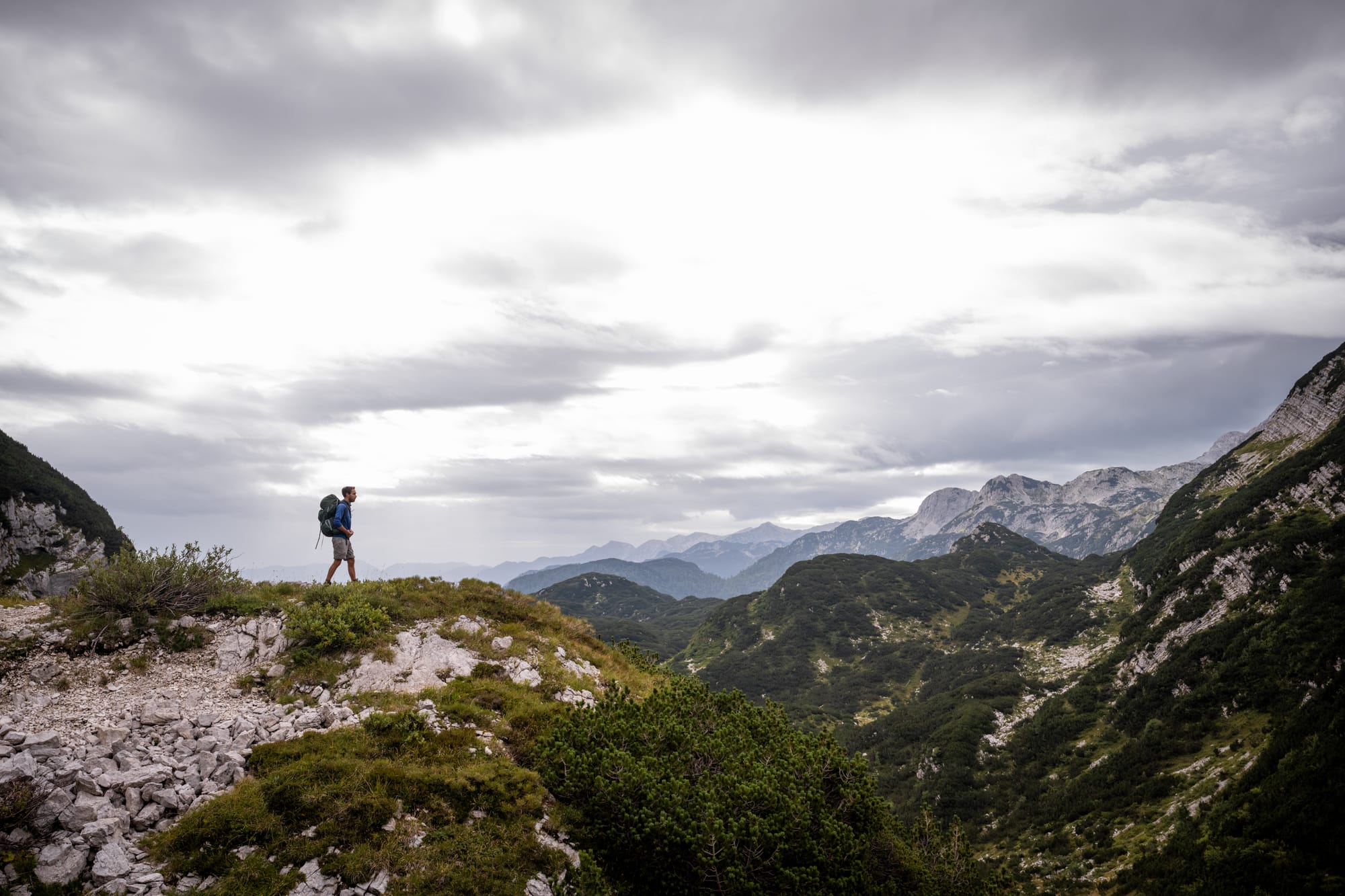 Randonnée dans le Triglav en Slovénie pendant le Packraft Trail Slovénie