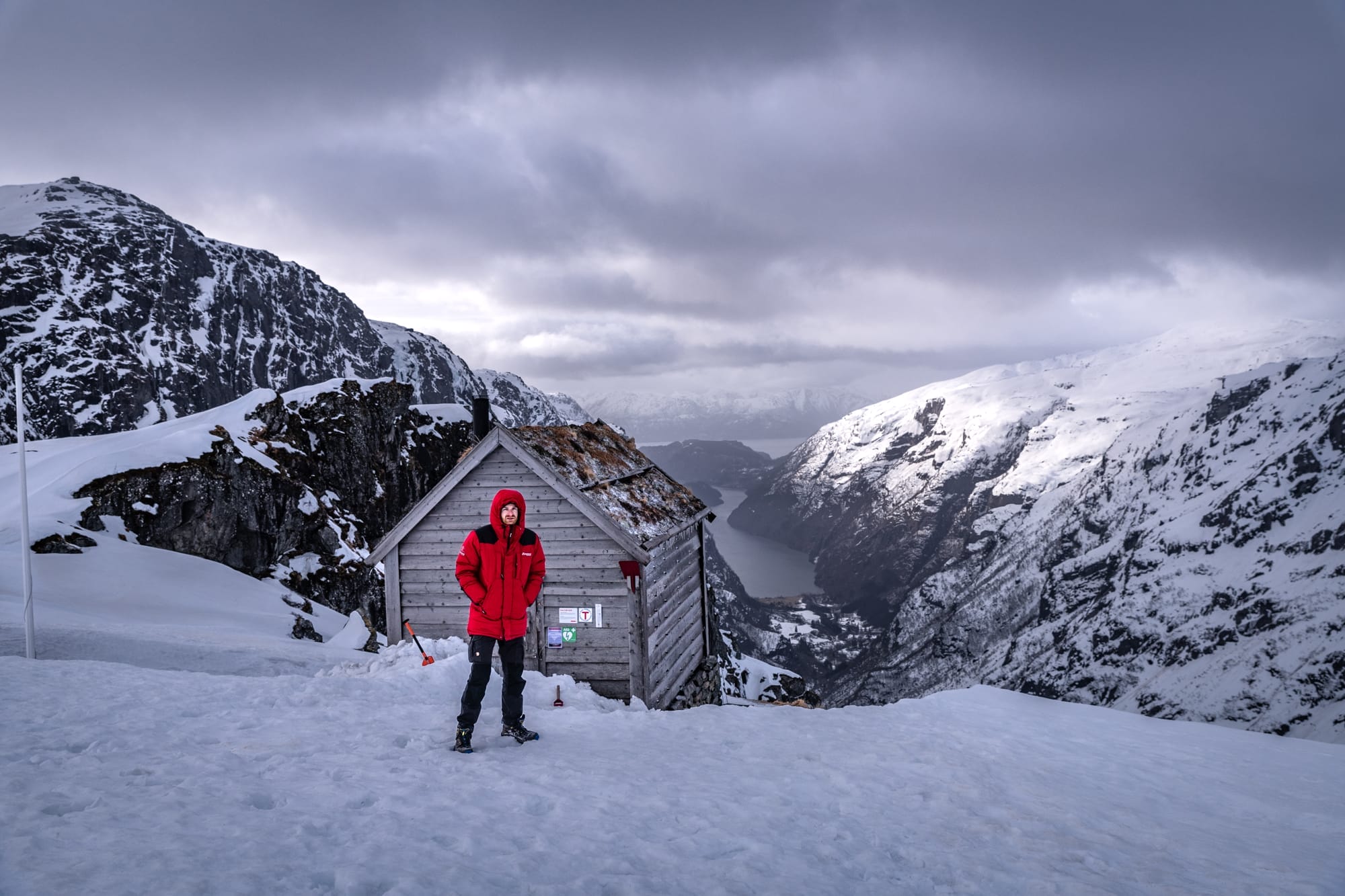 Julien Libert près d'une cabane en Norvège sous la neige