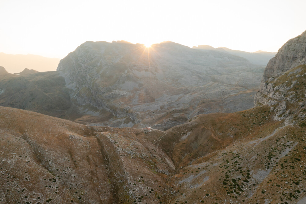 Aurore au Refuge Astraka lors du Packraft Trail Balkan
