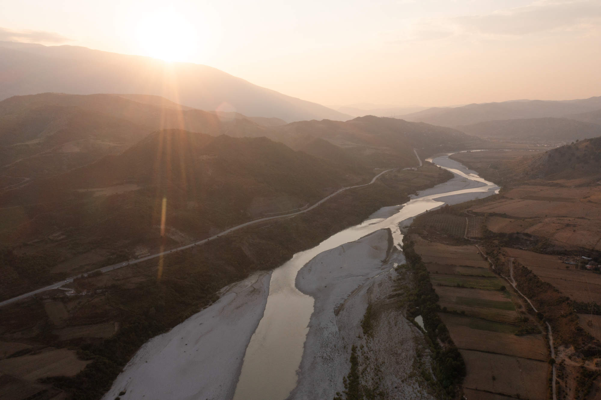 Vue de la Vjosa depuis Tepelenë